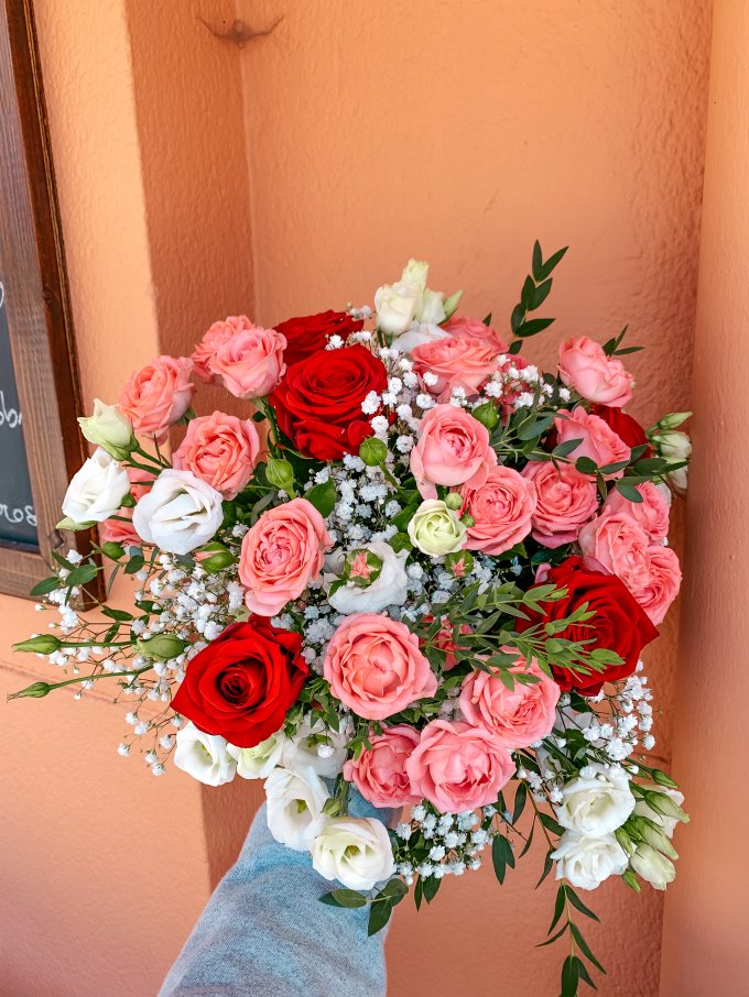 Offrez des roses pour la journée des droits des femmes